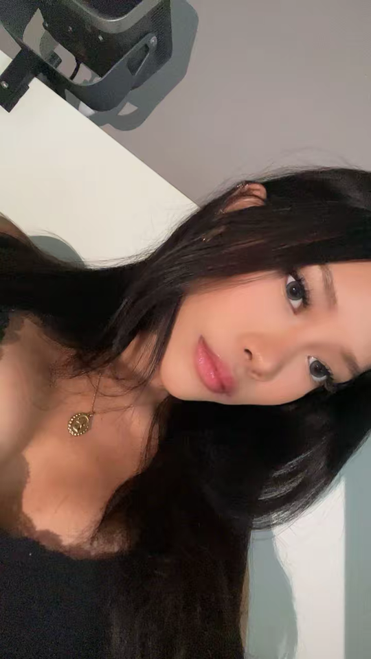 for everyone asking where my lenses are from 👀